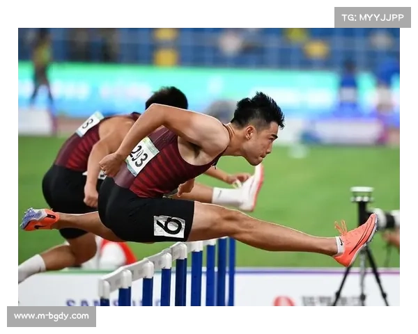 男子110米栏预赛，谢文骏轻松晋级